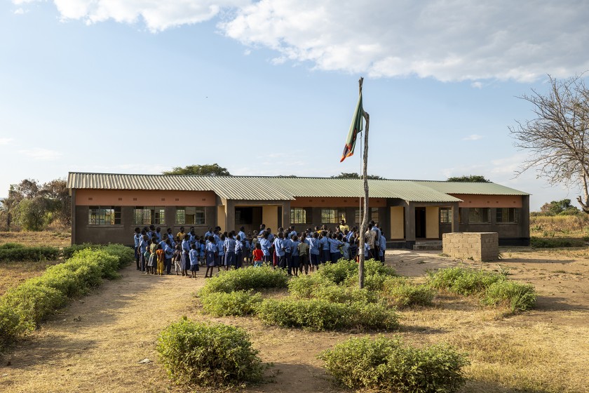 gruppo di studenti fuori dalla scuola in zambia