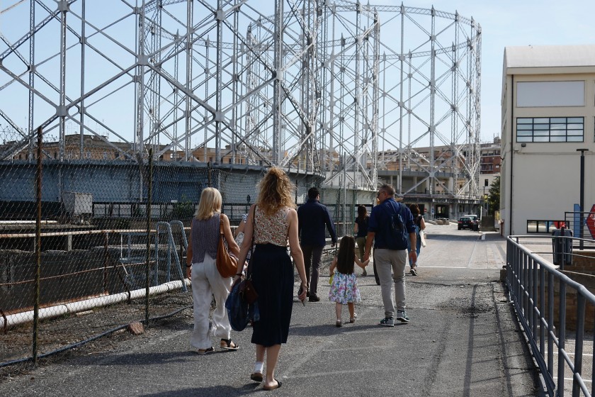 Visitatori al Gazometro a Roma