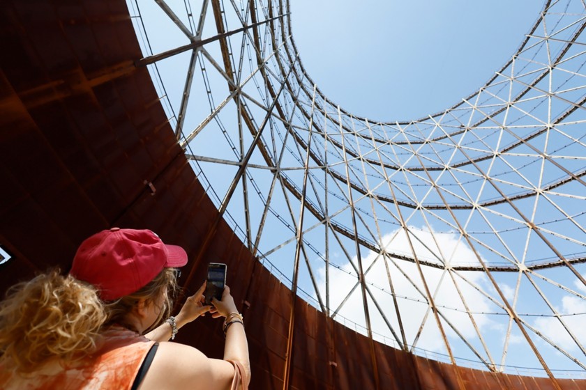 Donna fotografa il Gazometro