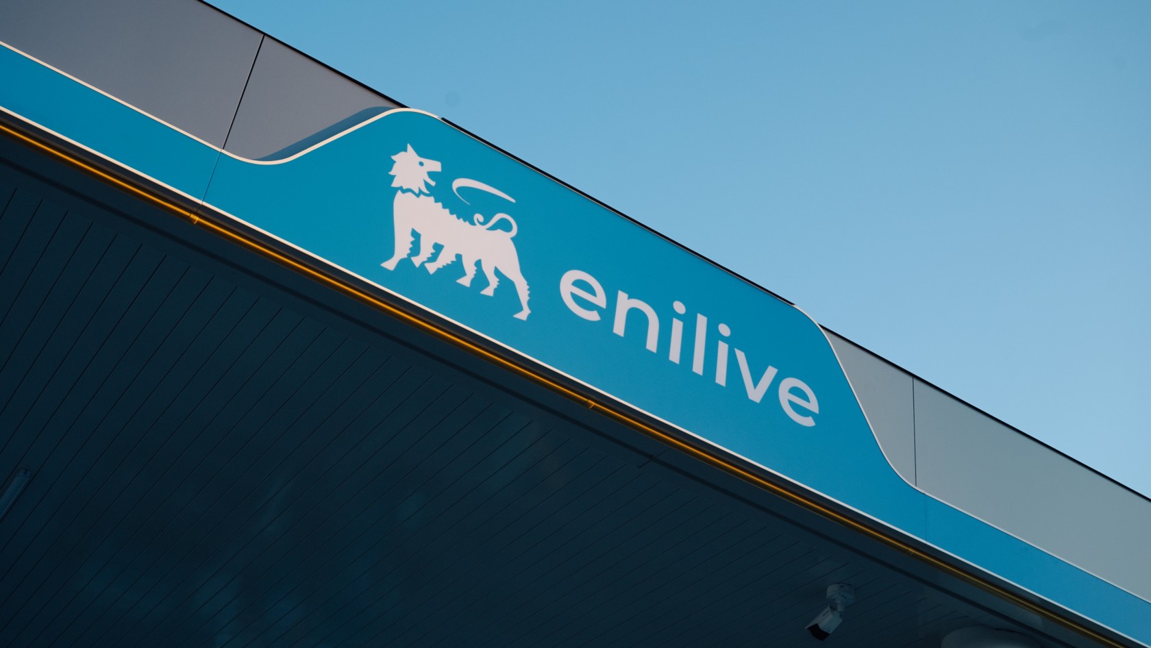 logo Enilive bianco sulla pensilina azzurra di una Enilive station
