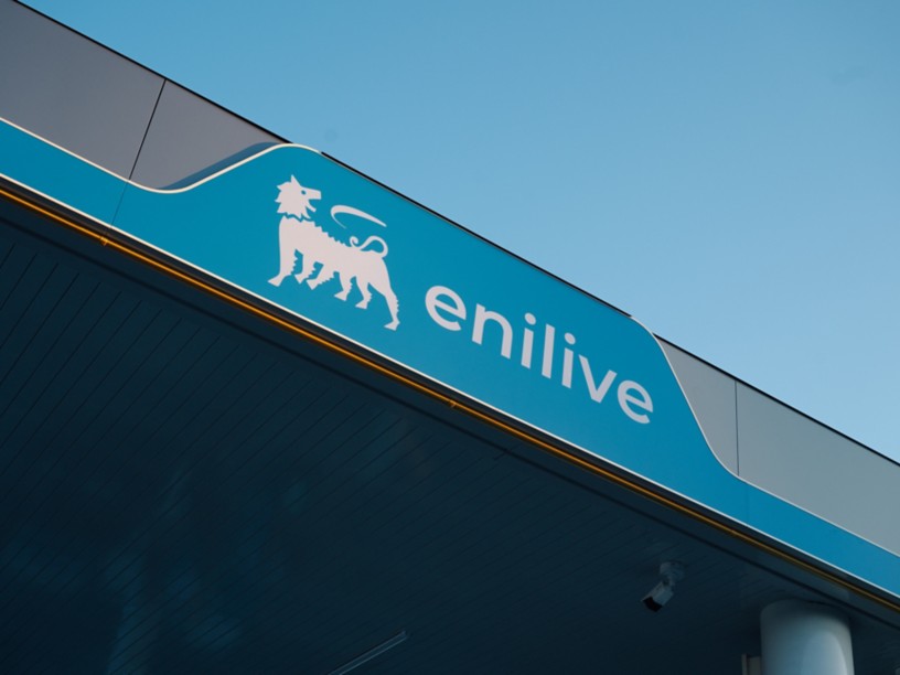 logo Enilive bianco sulla pensilina azzurra di una Enilive station