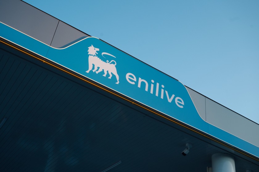 logo Enilive bianco sulla pensilina azzurra di una Enilive station