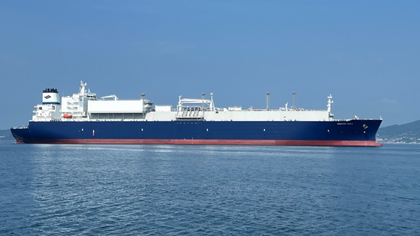 Nave GNL in mare aperto