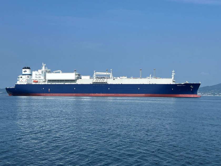 Nave GNL in mare aperto