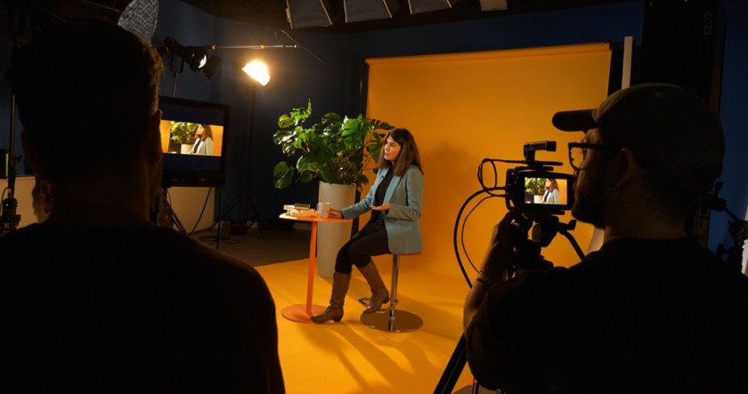 Una donna durante il backstage di Born to Be Unique