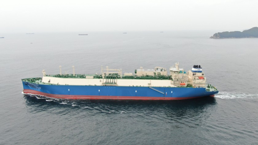 Nave GNL in mare aperto