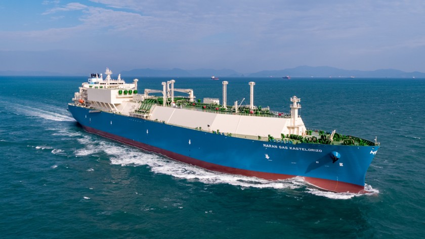 Nave GNL in mare aperto