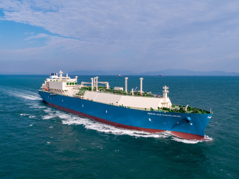 Nave GNL in mare aperto