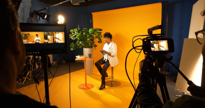 Una donna durante il backstage di Born to Be Unique