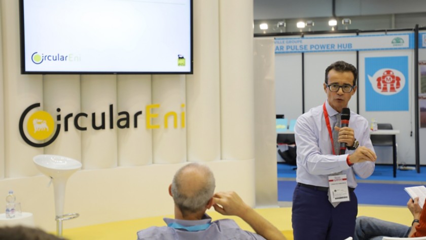 Un uomo parla a Maker Faire 2018