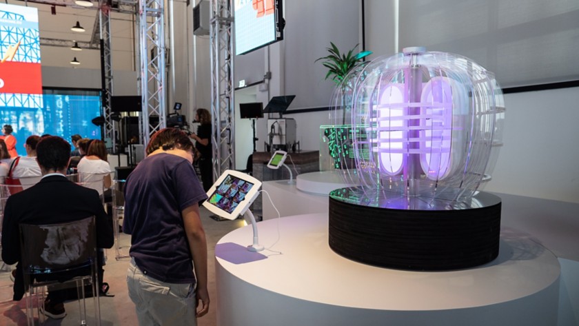 Un uomo guarda un'installazione a Maker faire 2022