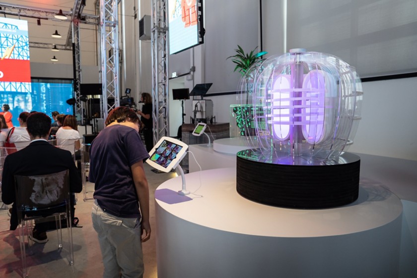 Un uomo guarda un'installazione a Maker faire 2022