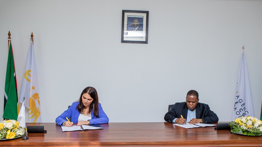 Signing of the MoU between Marica Calabrese (Eni Rovuma Basin, on behalf of Area 4 Partners) and Fernando Bemane de Sousa (Secretary of State in Cabo Delgado)
