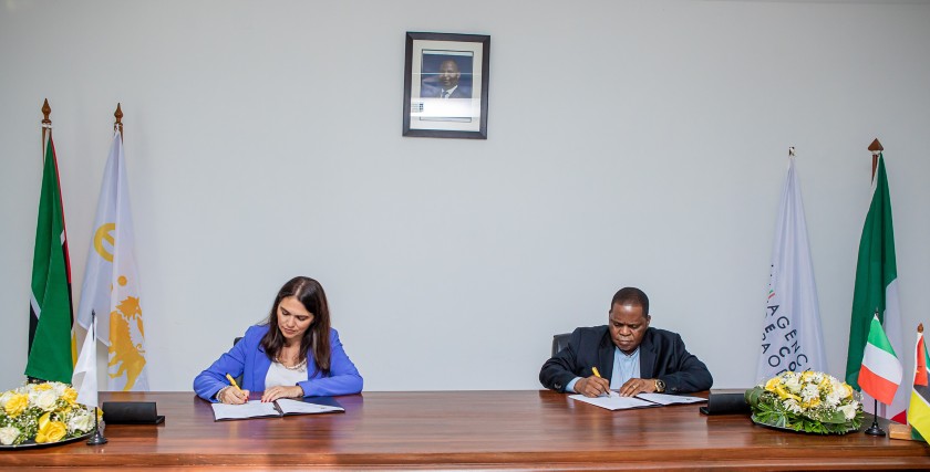 Signing of the MoU between Marica Calabrese (Eni Rovuma Basin, on behalf of Area 4 Partners) and Fernando Bemane de Sousa (Secretary of State in Cabo Delgado)