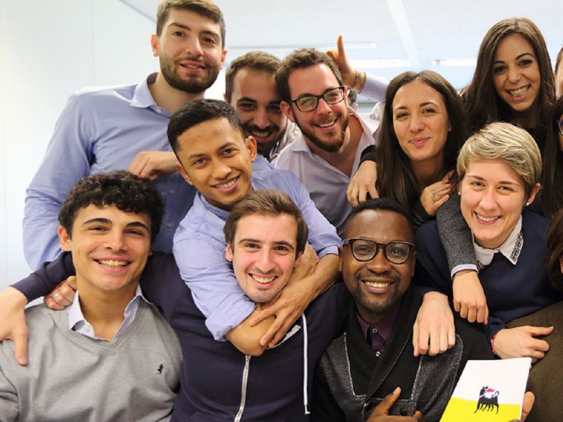 Giovani studenti sorridono