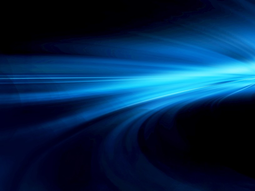 Scia luminosa astratta di colore blu su sfondo nero, con linee curve e sfumature che creano un effetto di movimento e velocità.