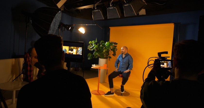 Un uomo durante il backstage di Born to Be Unique