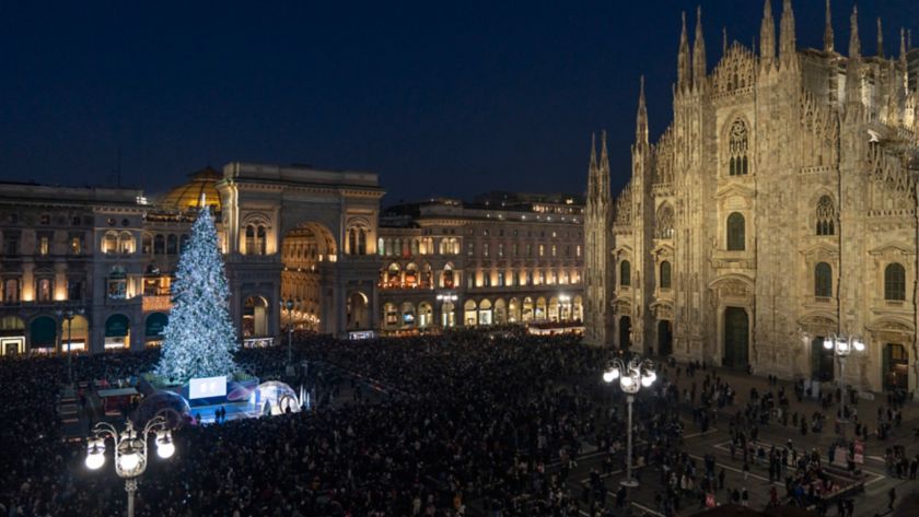 Vista dall'alto di piazza Duomo con l'accensione dell'Albero dei Giochi di Milano Cortina 2026.