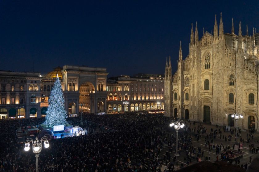 Vista dall'alto di piazza Duomo con l'accensione dell'Albero dei Giochi di Milano Cortina 2026.