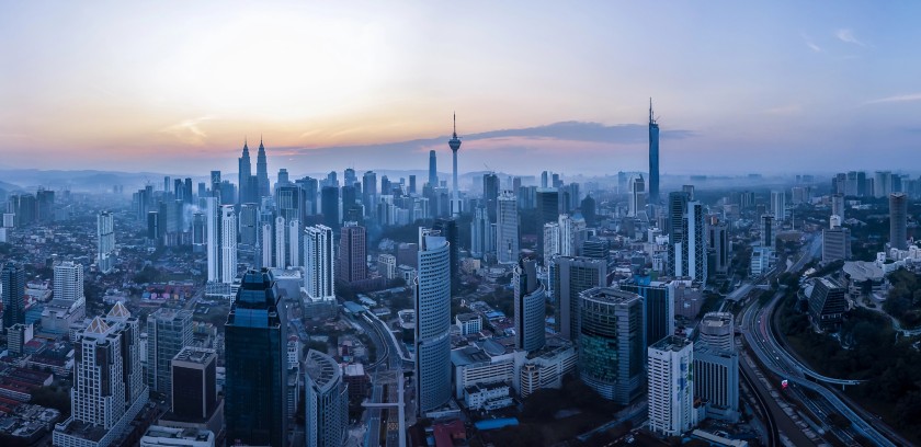 la città di Kuala Lumpur vista da un drone al tramonto