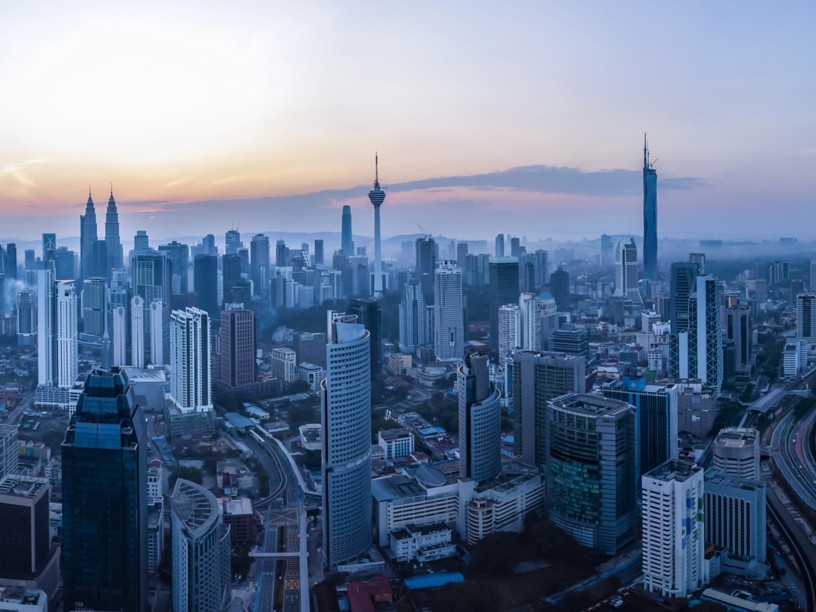 la città di Kuala Lumpur vista da un drone al tramonto