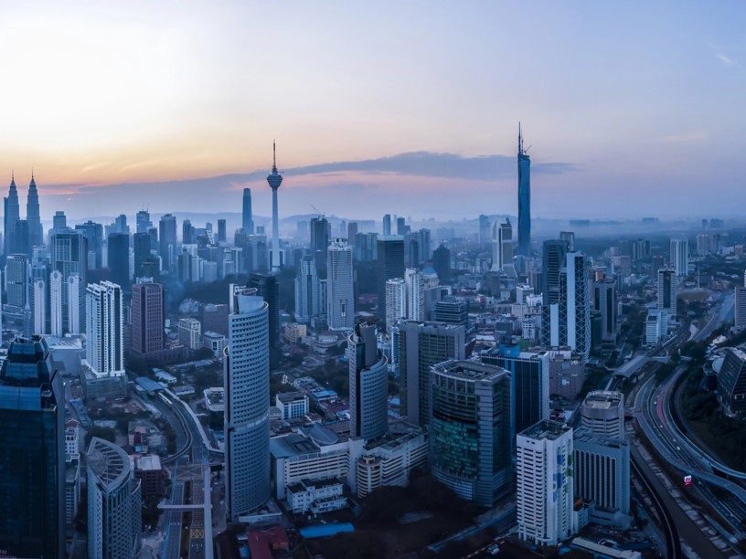 la città di Kuala Lumpur vista da un drone al tramonto