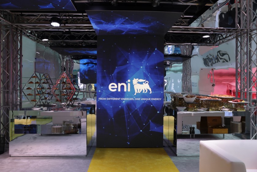 ADIPEC 2025, vista frontale dello spazio espositivo Eni
