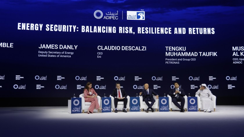 Panel strategico durante ADIPEC 2025, Abu Dhabi