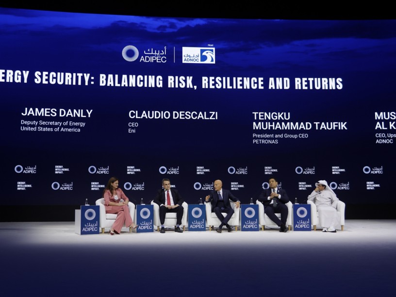 Panel strategico durante ADIPEC 2025, Abu Dhabi