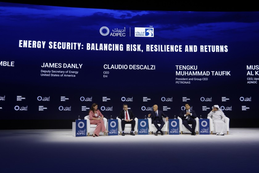 Panel strategico durante ADIPEC 2025, Abu Dhabi
