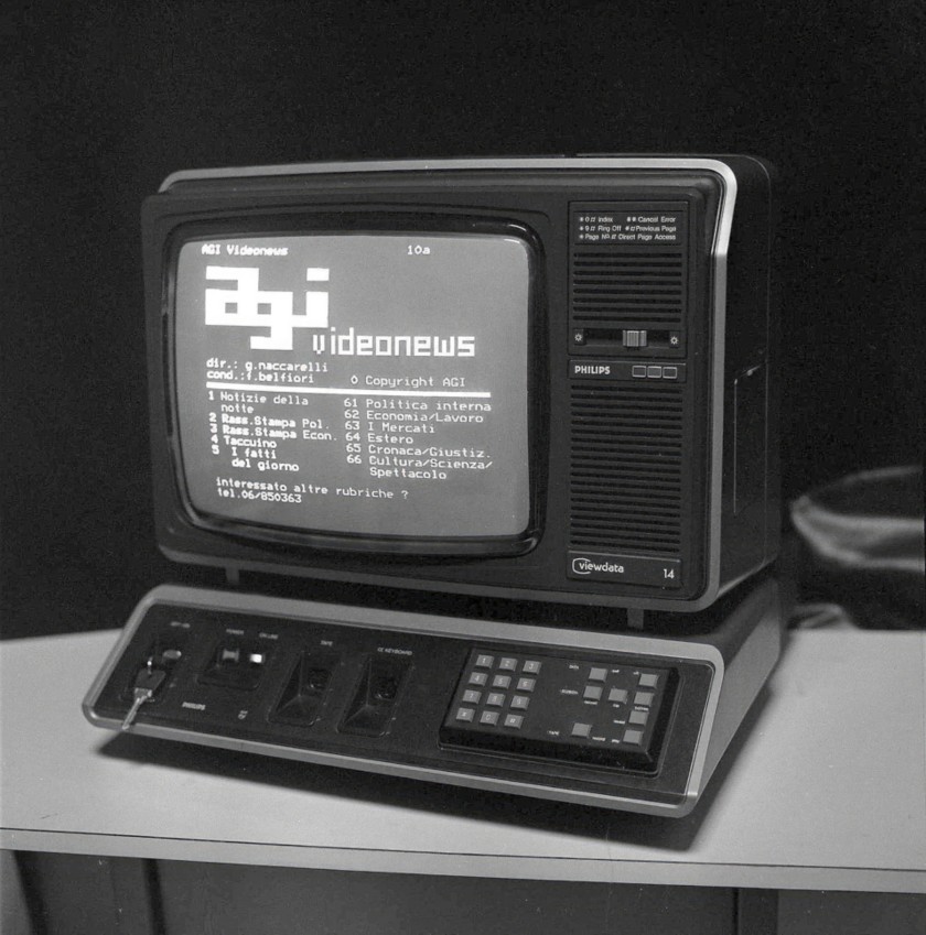 foto storica in bianco e nero di una vecchia tv che trasmette le notizie di AGI videonews