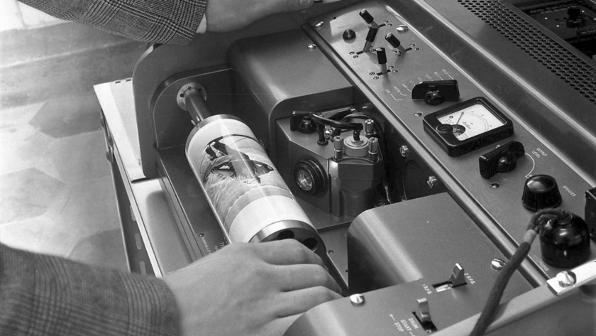 foto storica in bianco e nero di un vecchio dispositivo per inviare foto attraverso linee telefoniche o telegrafiche
