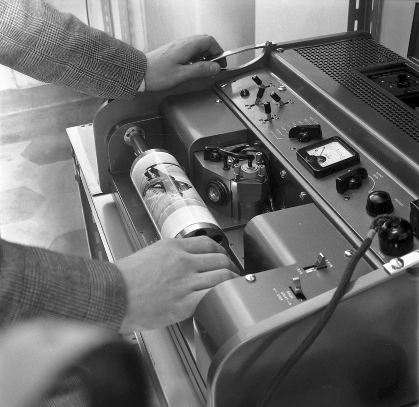 foto storica in bianco e nero di un vecchio dispositivo per inviare foto attraverso linee telefoniche o telegrafiche