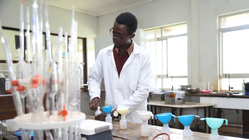 scienziato africano in laboratorio