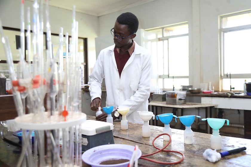 scienziato africano in laboratorio