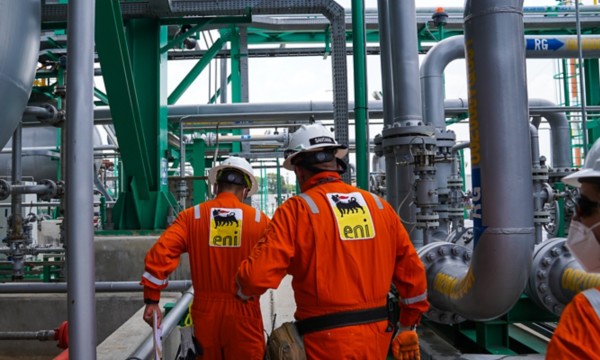 Operai a bordo dell’impianto