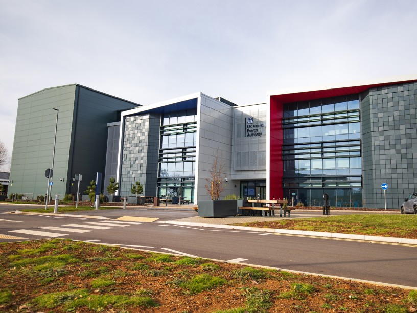 visione dell'esterno di un edificio moderno con vetrate