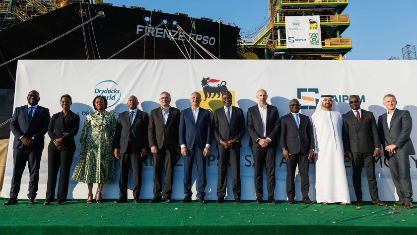 Foto di gruppo delle autorità italiane e arabe durante la cerimonia di inaugurazione della nave