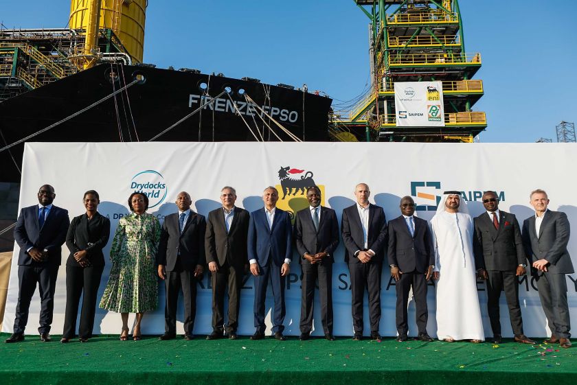 Foto di gruppo delle autorità italiane e arabe durante la cerimonia di inaugurazione della nave