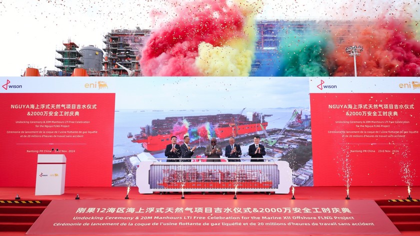 Rappresentanti alla cerimonia di sail away della (FLNG) Nguya applaudono sul palco