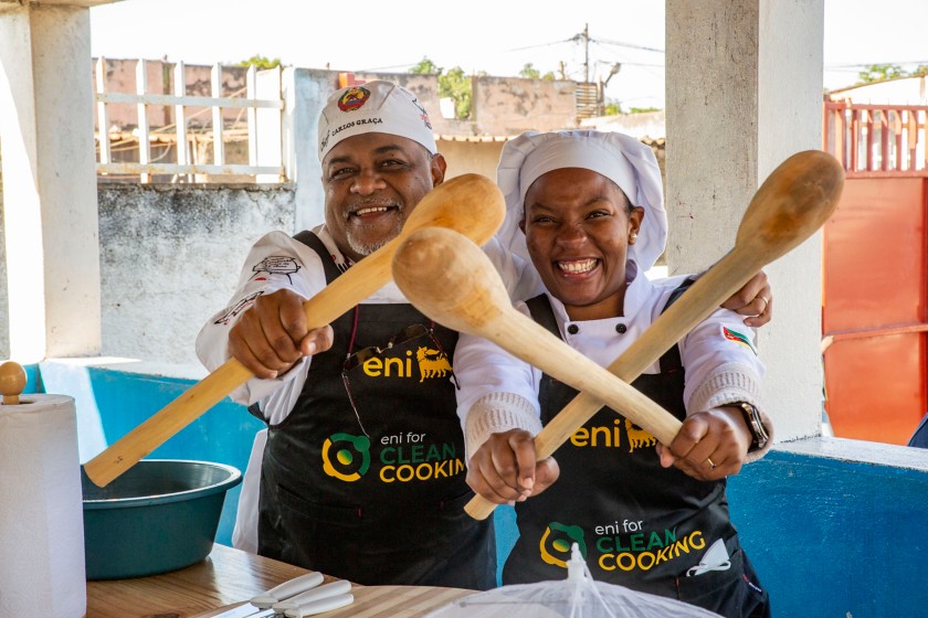 uomo e donna africani posano con cucchiai da cucina in legno