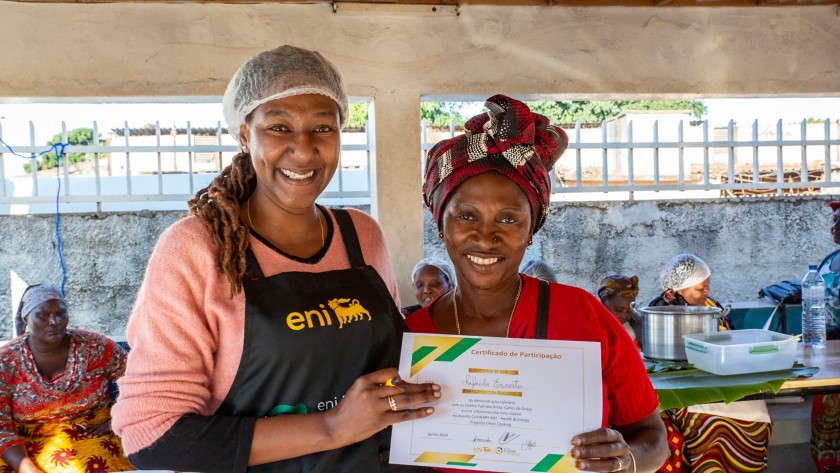 donne africane posano mostrando il certificato di partecipazione all'evento