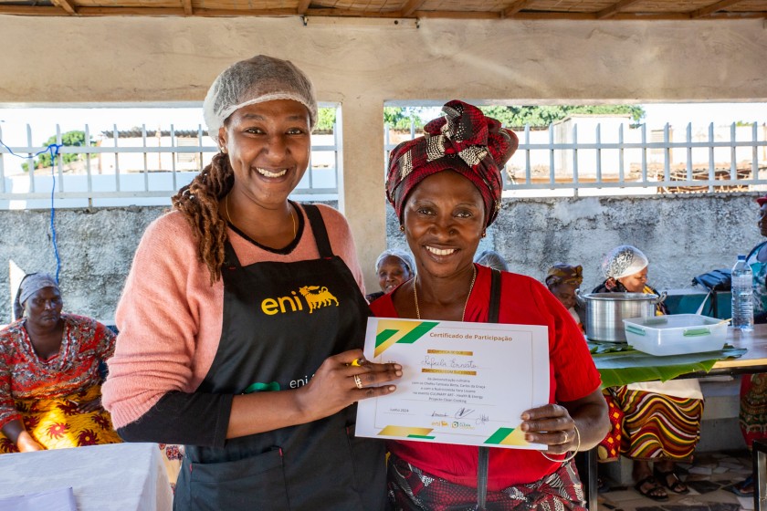 donne africane posano mostrando il certificato di partecipazione all'evento