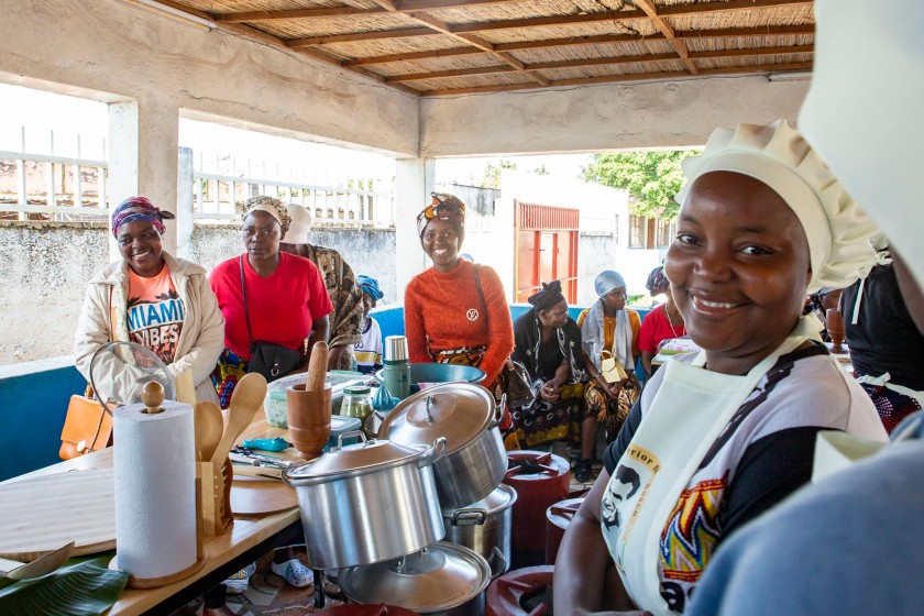 donne africane posano all'interno di una cucina all'aperto