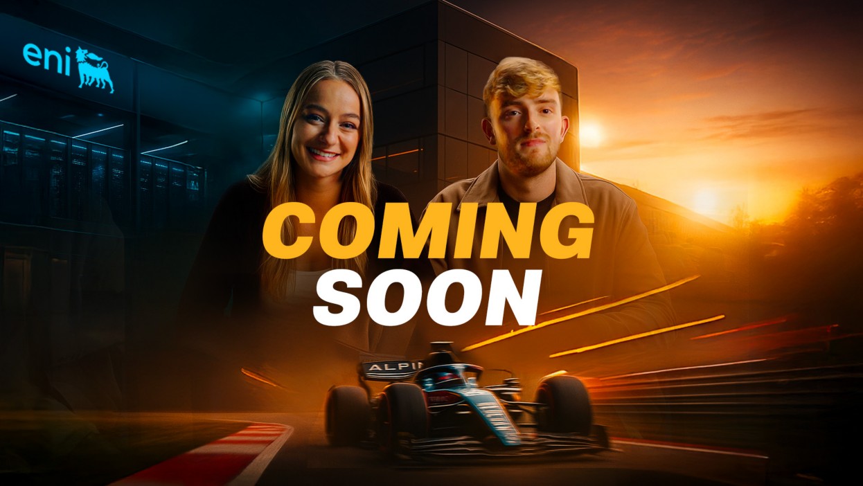 Due persone in primo piano davanti a un edificio moderno con il logo "eni". Sullo sfondo, un'auto di Formula 1 sfreccia al tramonto. Testo centrale: "INNOVATION TRACKS". Loghi di BWT Alpine F1 Team e eni in basso.