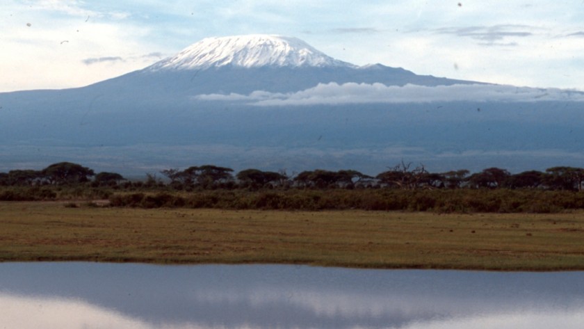 Fotografia di Mimmo Jodice che ritrae il monte Kilimanjaro con la cima innevata, riflesso nelle acque calme di una pianura africana