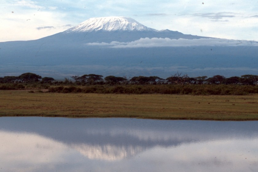 Fotografia di Mimmo Jodice che ritrae il monte Kilimanjaro con la cima innevata, riflesso nelle acque calme di una pianura africana