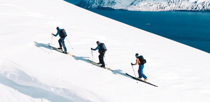 Cover magazine WE 64 che mostra degli sciatori che scendono con gli scii dalla montagna
