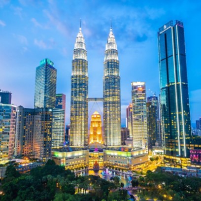 Vista panoramica in notturna, delle torri Petronas, di Kuala Lampur in Malesia