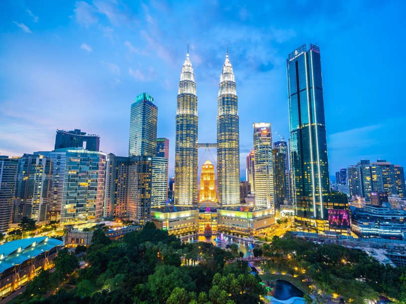 Vista panoramica in notturna, delle torri Petronas, di Kuala Lampur in Malesia